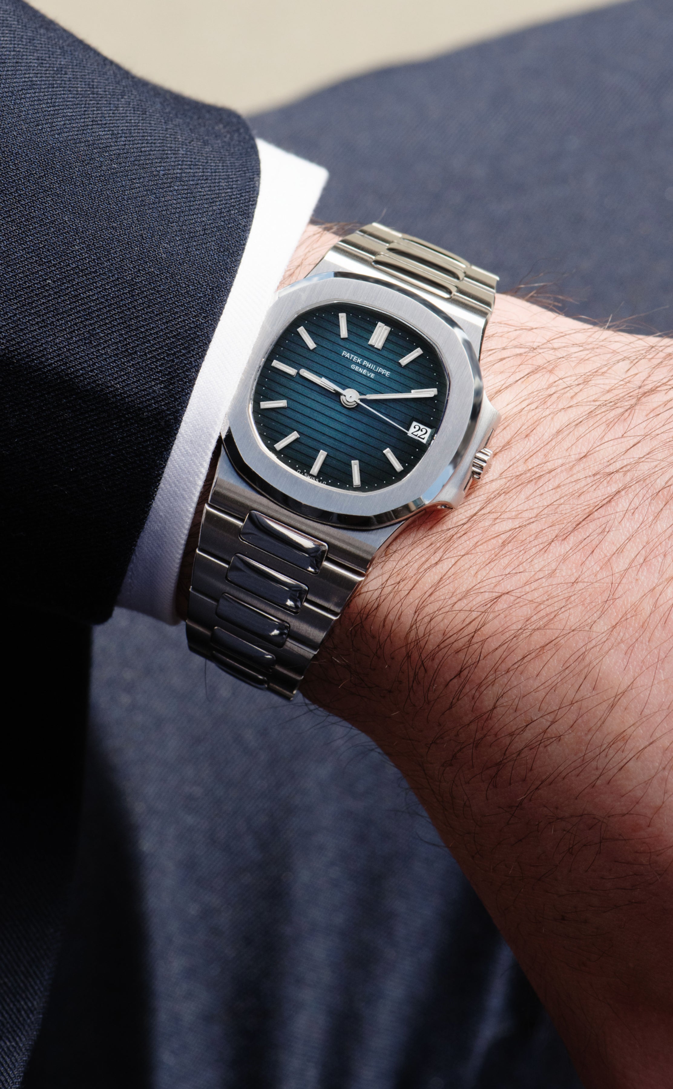 Patek Philippe Nautilus 3800/1A in stainless steel, featuring a 37.5 mm porthole-shaped case, blue-black horizontally ribbed dial, applied baton markers, central seconds, date aperture at 3 o’clock and integrated steel bracelet.
