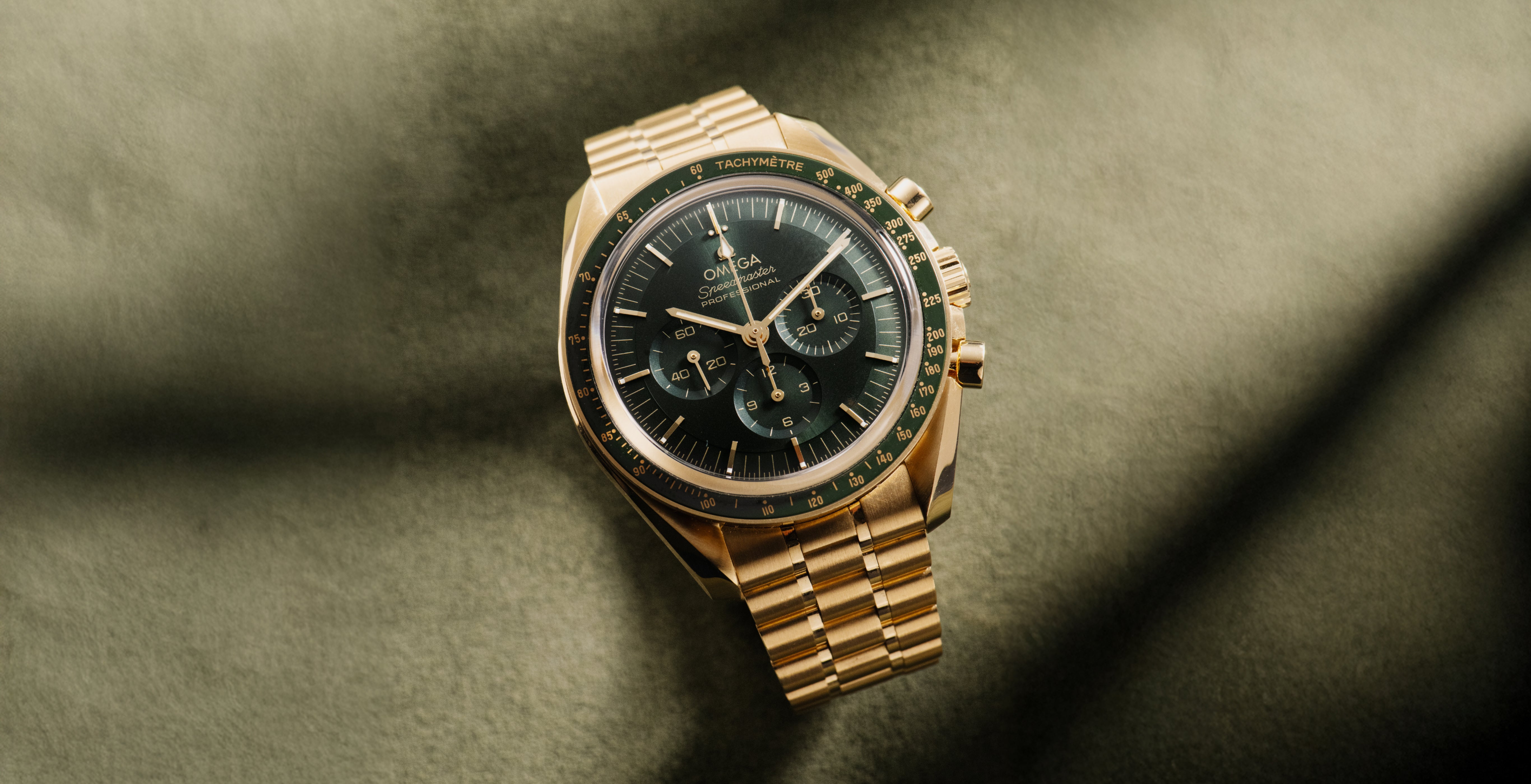 Omega Speedmaster Moonwatch 310.60.42.50.10.001 yellow gold green dial
