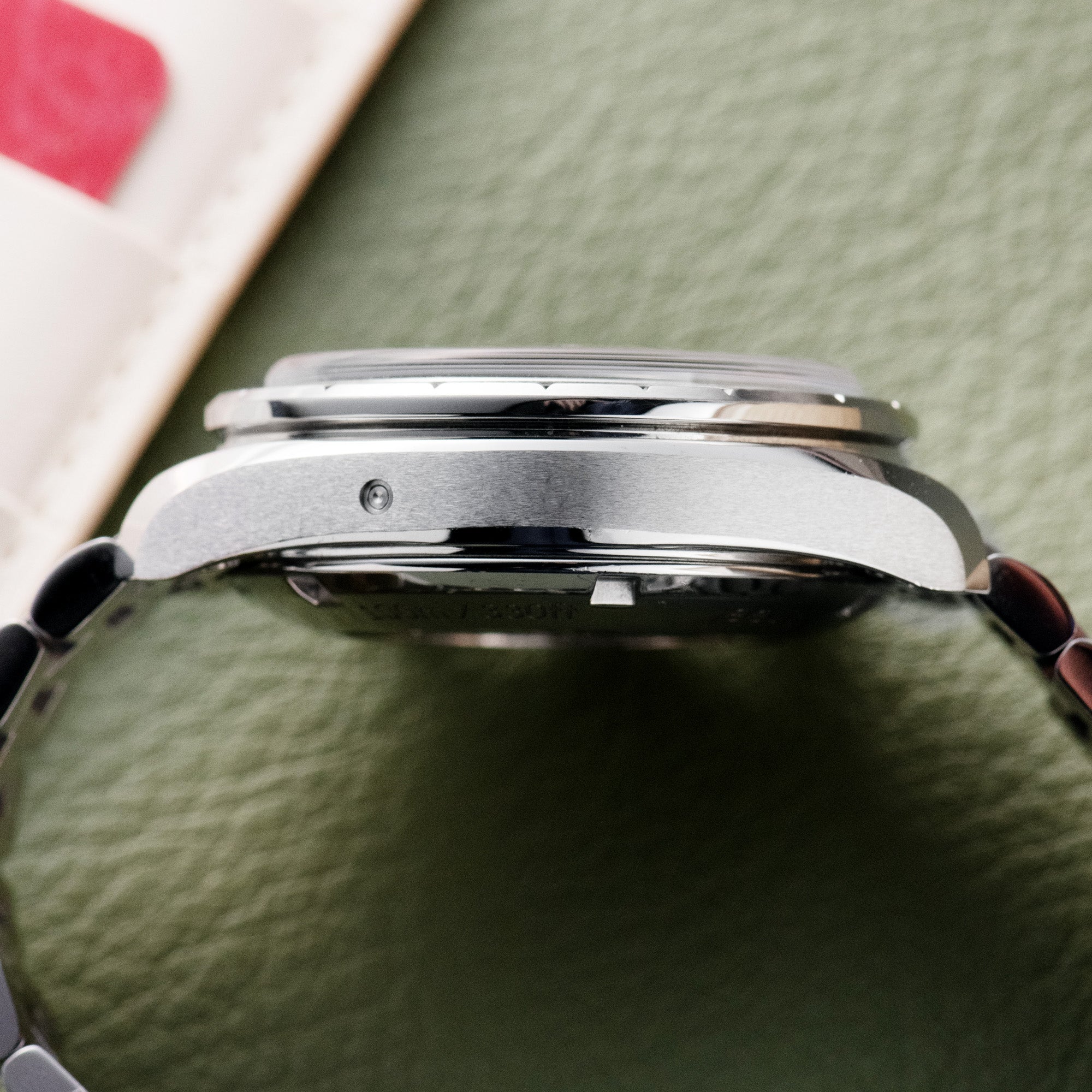 Speedmaster 38, 324.30.38.50.01.001